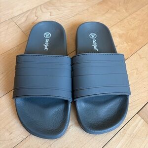 Youth Size 2/3 Cat & Jack Gray Slide Sandals